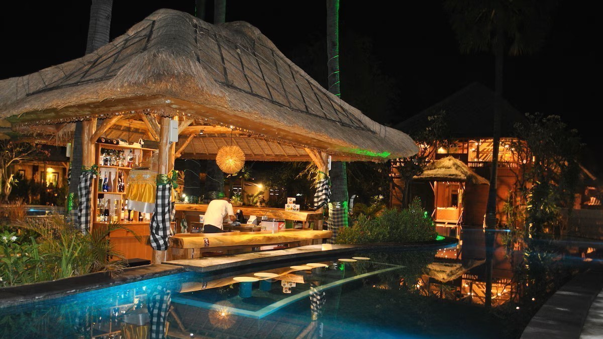 Santai Tropis di Bar Tepi Kolam Kinaara Resort & Spa Pemuteran, Bali